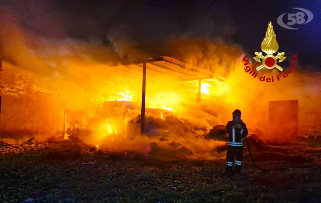 Vasto incendio di un deposito agricolo nel comune di Bisaccia