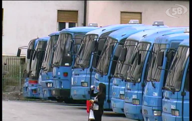Come sardine sul bus per Napoli: ''Colpa della Regione''