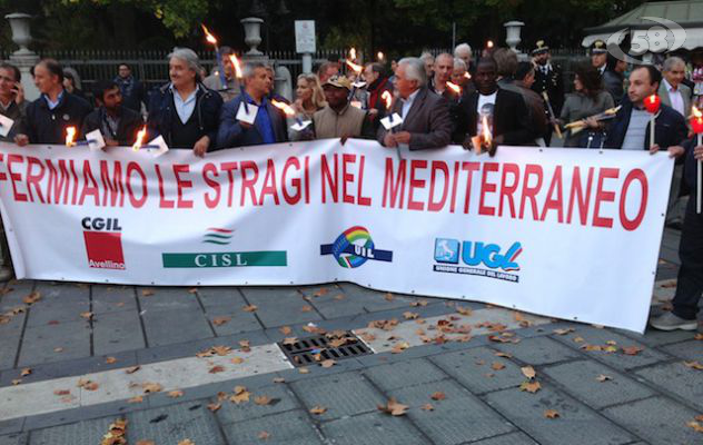 Stragi nel Mediterraneo, la fiaccolata dei sindacati. L'appello del Vescovo