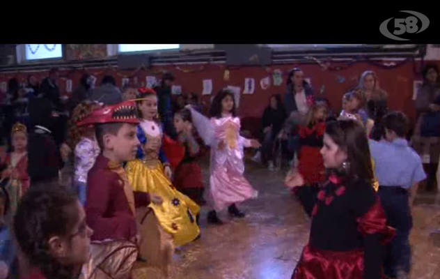 Carnevale grottese, festa grande per bambini nell'auditoriium/VIDEO