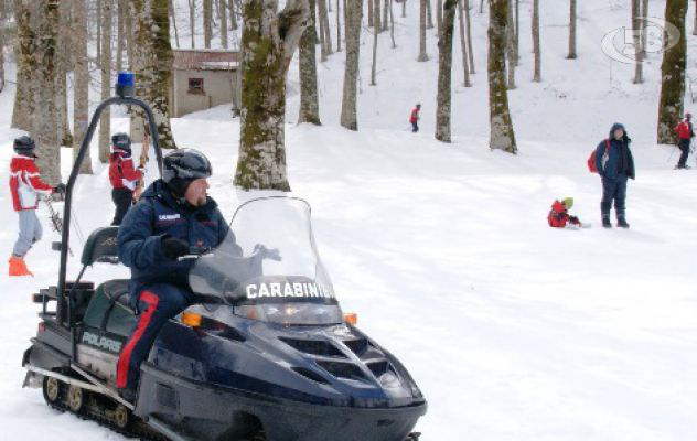 Famiglia bloccata in mezzo alla neve, salvata dai Carabinieri sciatori