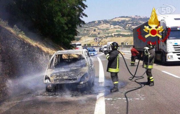 Auto in fiamme sull'autostrada, a bordo una famiglia
