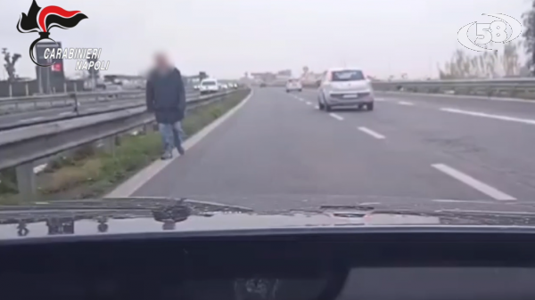 Vagava senza meta tra le auto in sorpasso sull'asse mediano, 80enne salvato dai Carabinieri/VIDEO