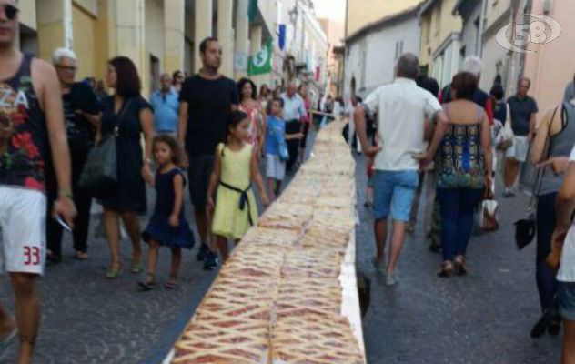 Ad Ariano la crostata più lunga del mondo: un successo/VIDEO