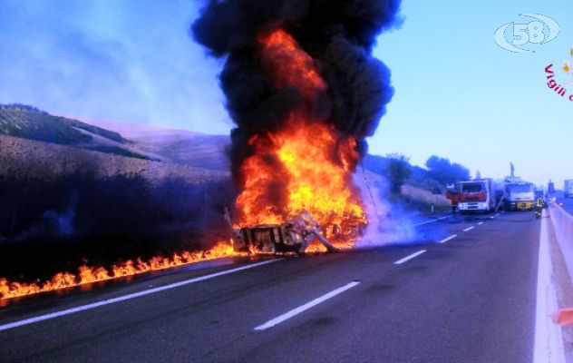 Flumeri, tir a fuoco: trasportava quintali di olio d'oliva/FOTO