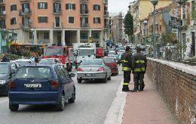 Tenta di lanciarsi nel vuoto, salvata da un parcheggiatore