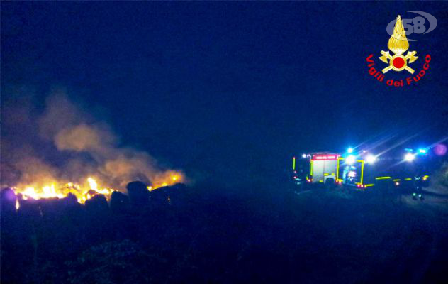 Bruciano trecento rotoballe: incendio in un'azienda agricola