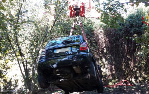 Sbanda e finisce in una scarpata: recuperata con la gru