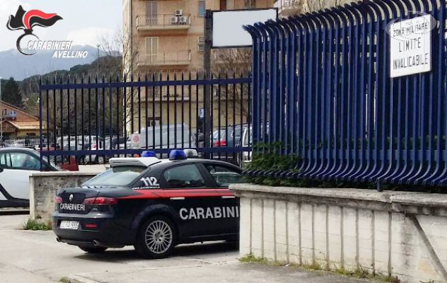 Rubano pannelli nella piscina comunale, un arresto