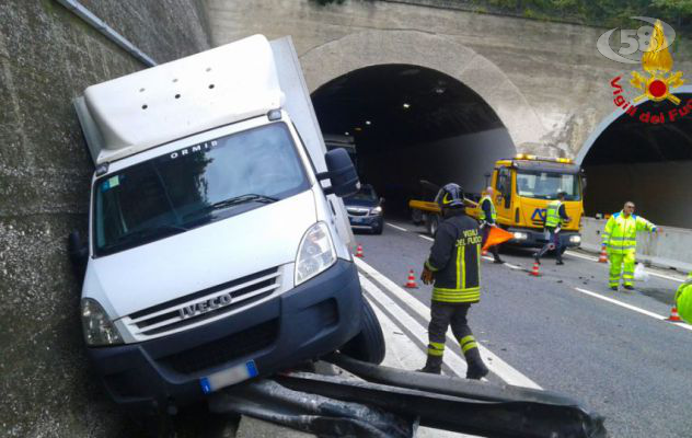 Panico in autostrada, carambola sull'A16: sei auto coinvolte/VIDEO