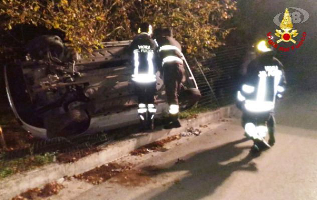 Auto sbanda e si ribalta, 18enne finisce in ospedale