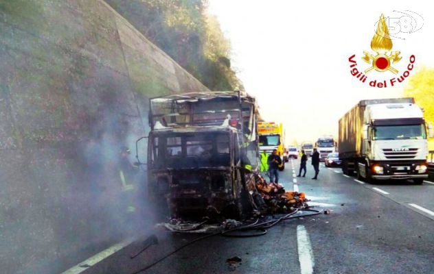 Autocarro va a fuoco sull'autostrada, conducente ustionato