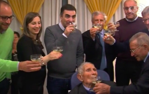 Ariano, i cento anni di nonno Agostino: festa grande/VIDEO