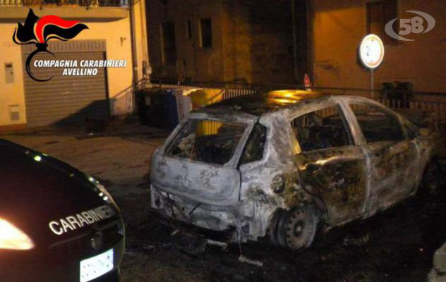 Tossicodipendente minaccia il fratello e gli incendia la macchina 