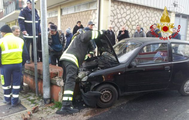 Auto contro un muretto, paura per una bambina