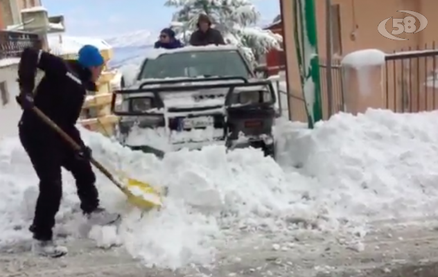 ''L'ingegno'' degli arianesi per liberare le strade dalla neve/VIDEO