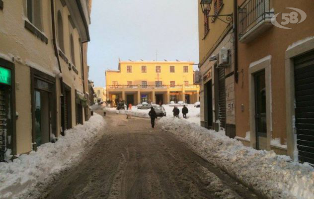 Neve, Ariano torna alla normalità: viabilità ripristinata/FOTO/VIDEO. Ma si teme per il ghiaccio