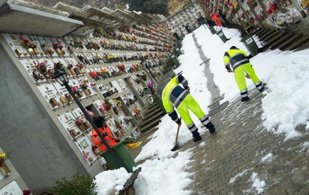 Ariano, Protezione Civile a lavoro per liberare il cimitero dalla neve