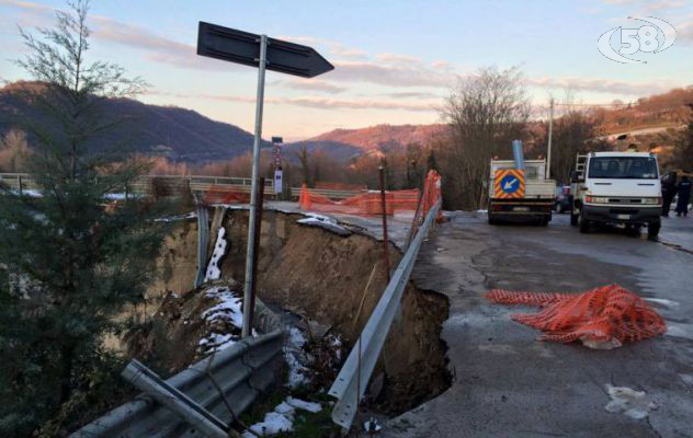 Montecalvo, una frana interrompe i collegamenti Irpinia-Sannio: la marcia dei residenti