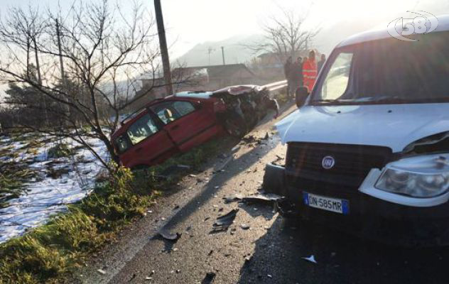 Montecalvo, incidente lungo la statale: auto finisce nel burrone/FOTO