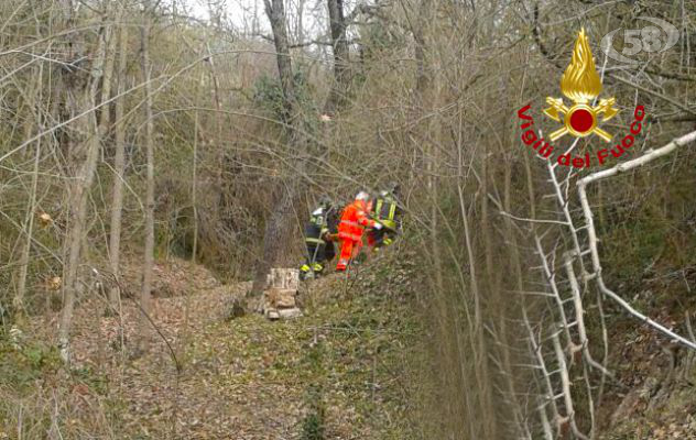 Grottaminarda, cade in una scarpata mentre taglia la legna: recuperato dai Vigili del Fuoco