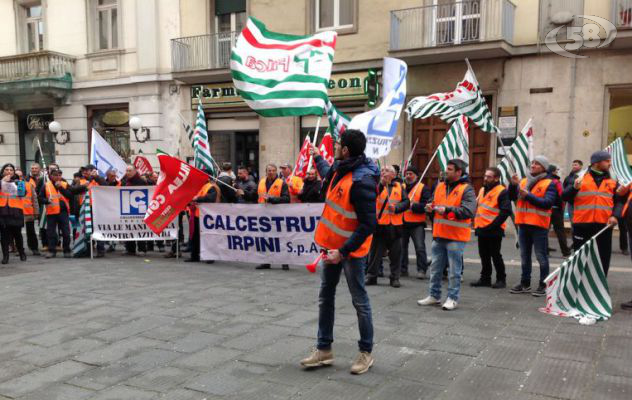 Chiusura Calcestruzzi Irpini, 200 in piazza: ''Lo Stato ci toglie il lavoro. Pronti a tutto''