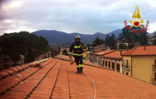 Raffiche di vento sull'Irpinia: ad Ariano caduti diversi pali Telecom