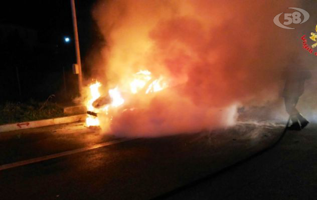 Auto in fiamme al casello dell'autostrada, paura per due donne