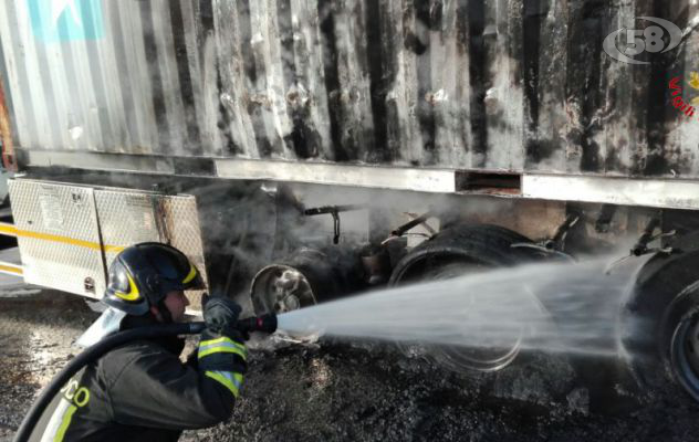 Ofantina, In fiamme camion con 250 quintali di zucchero