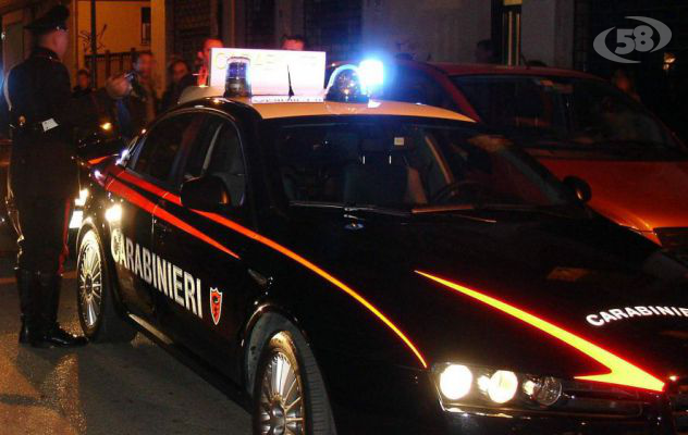 Inveisce contro i Carabinieri e strattona un militare, 40enne denunciato