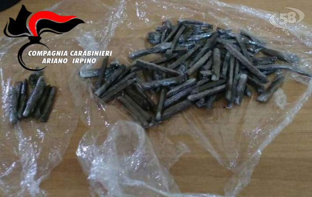 Ariano, spacciatore minorenne trovato con 88 stecche di hashish