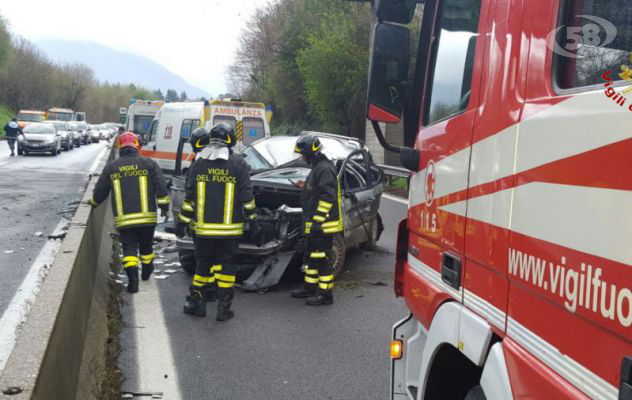 Sbanda e si ribalta più volte, 49enne resta incastrato nell'auto