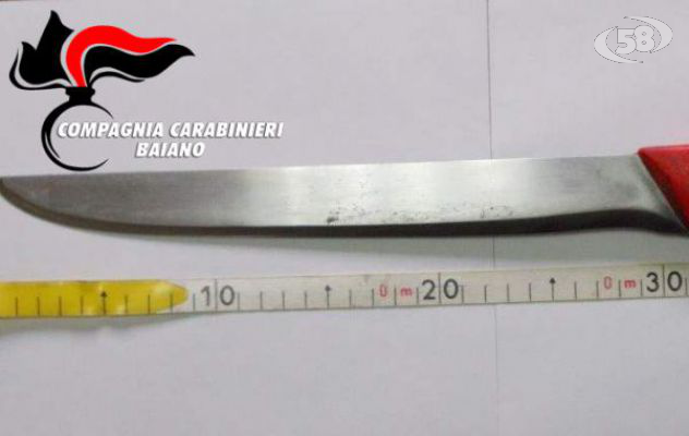 Gira in macchina con un grosso coltello: beccato