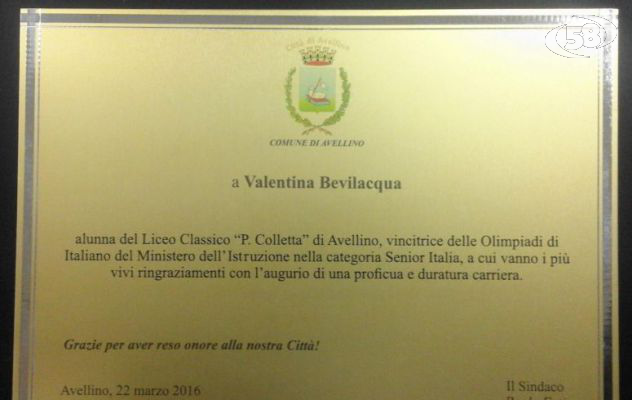 Foti dona una targa a Valentina Bevilacqua, vincitrice delle Olimpiadi di italiano