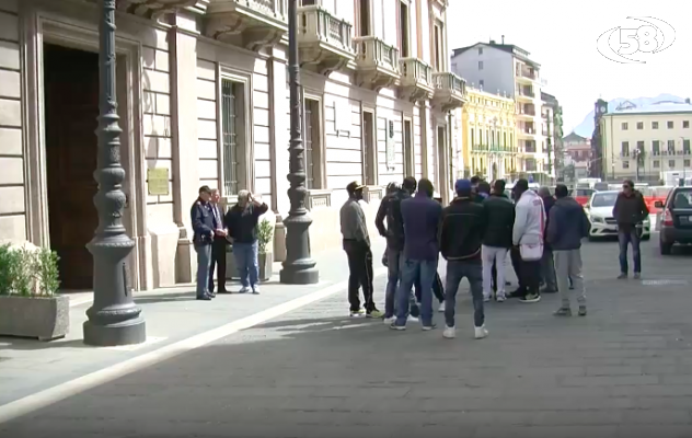 Senza soldi e diffidati, migranti in sit-in sotto la Prefettura