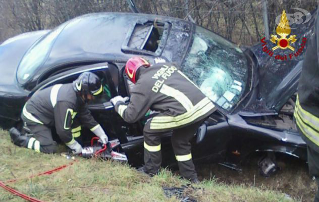 Pompieri, spettacolare salvataggio sulla Napoli-Canosa