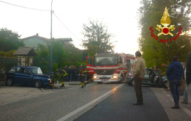 Violento impatto tra auto: conducenti intrappolati