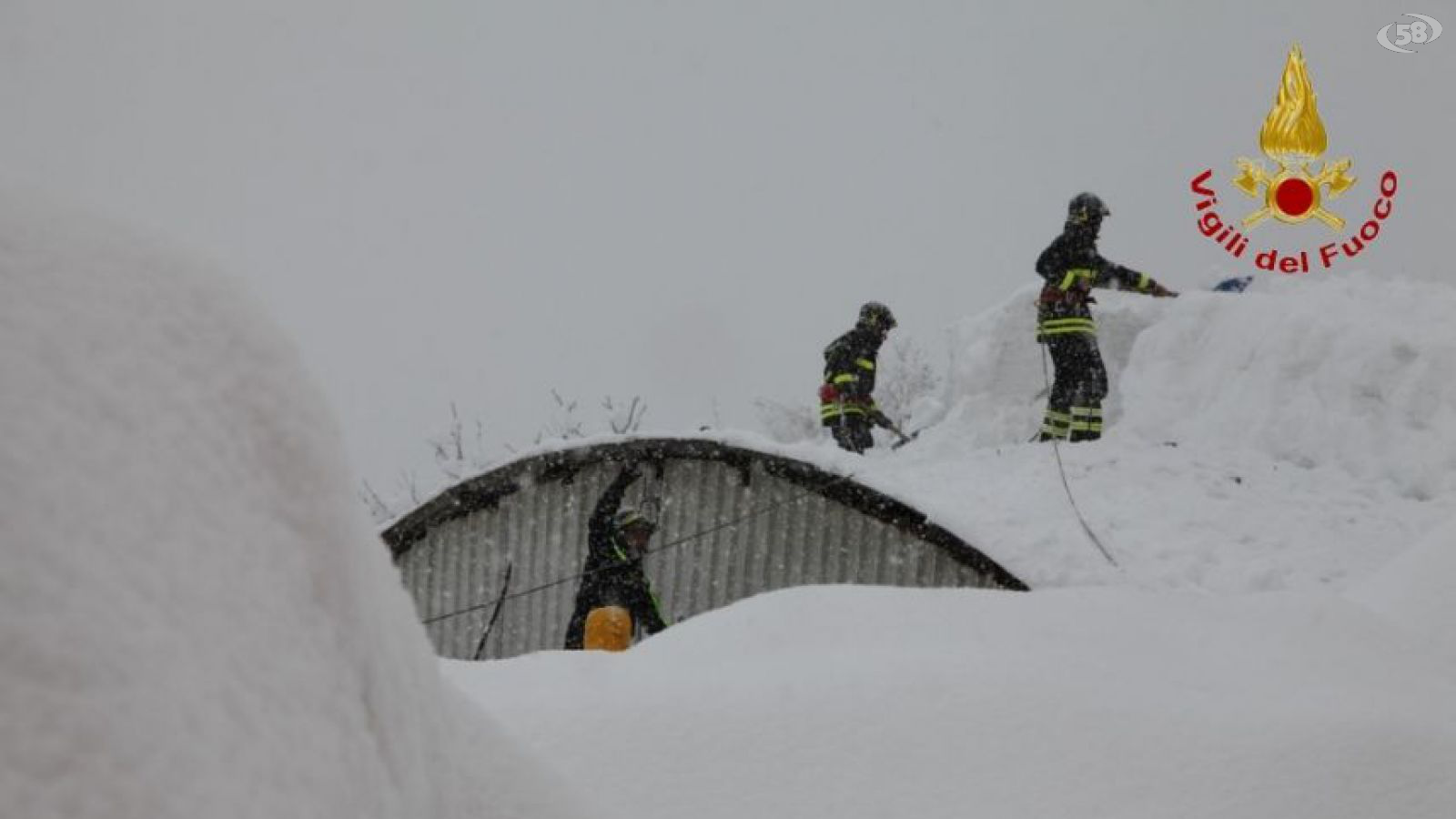 Vigili del fuoco su neve