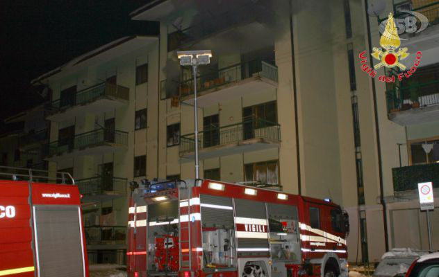 Anziano appicca il fuoco e si lancia dal balcone