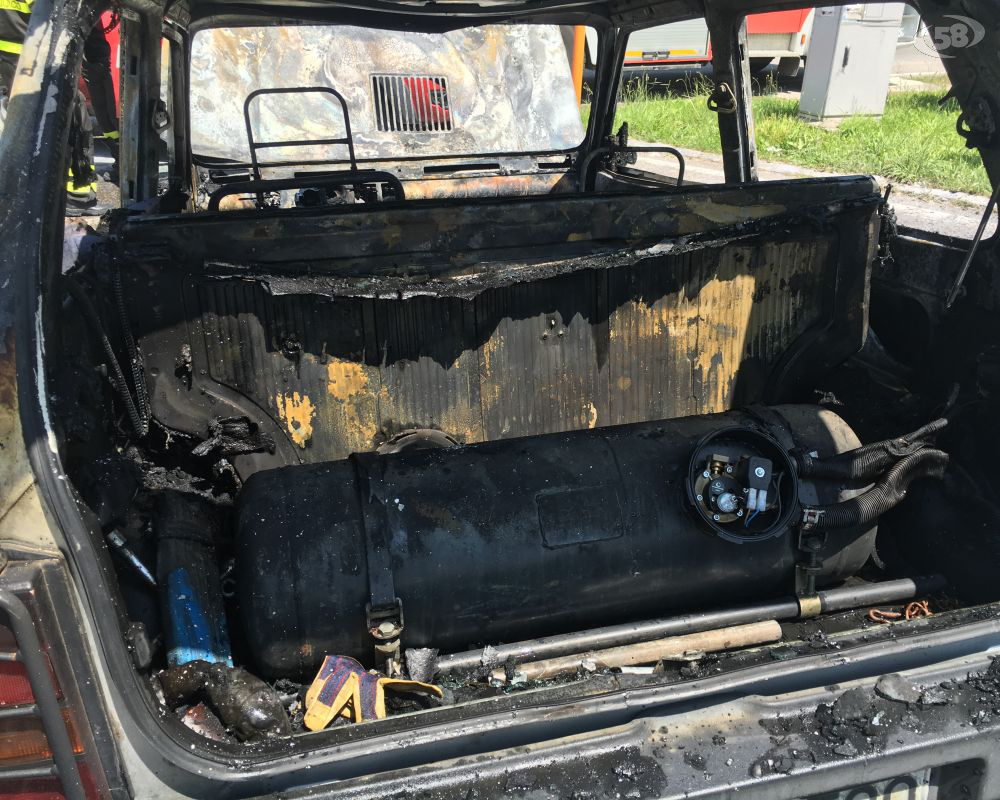 incendio auto ariano (valentina)