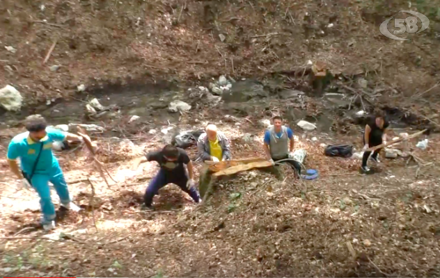 Volontari e Pro loco in campo per ripulire Acqua Fidia di Mercogliano / VIDEO