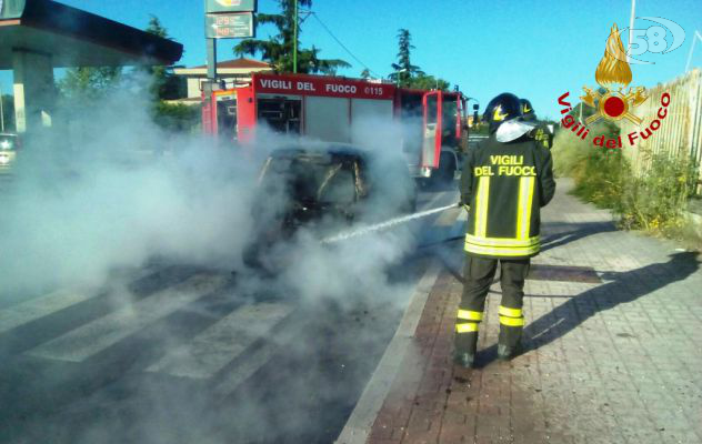 Grottaminarda, auto in fiamme in via Pioppi