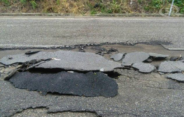 Nubifragio su Ariano, saltano tombini e asfalto / VIDEO / FOTO