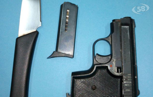 Gira per contrade com coltello e pistola: beccato