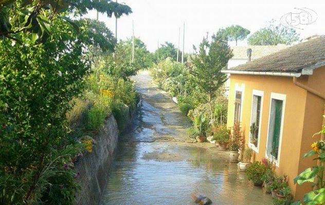 Contrada Creta, salta una condotta idrica: acqua dappertutto 