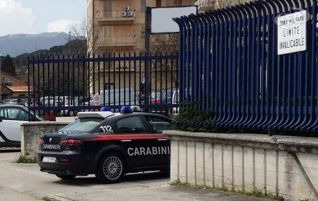 Litiga con i condomini, poi aggredisce i carabinieri