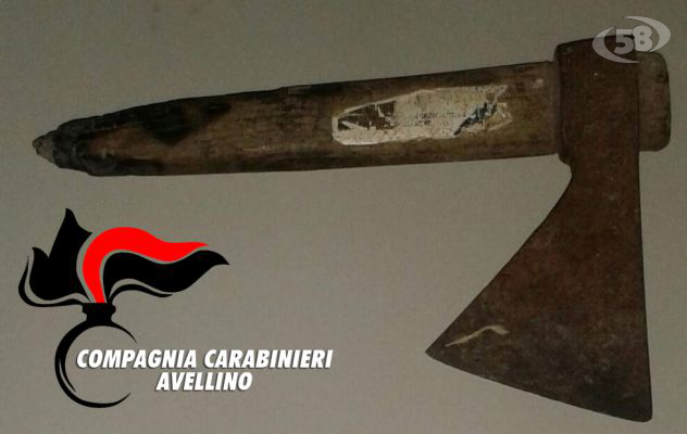 Minaccia i familiari con un'ascia e aggredisce i Carabinieri