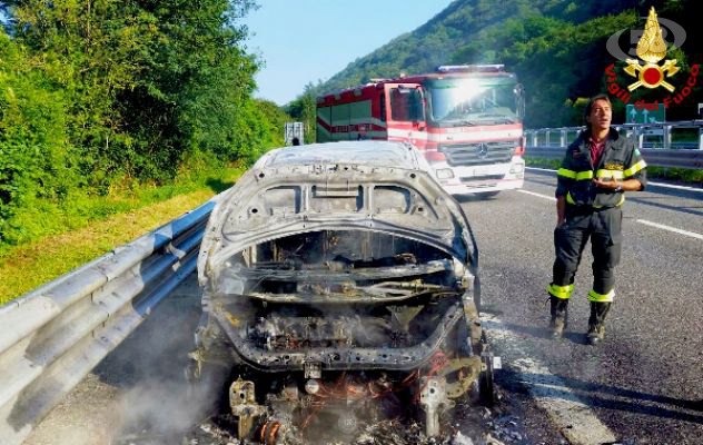 Auto a fuoco sull'autostrada, salvi quattro militari