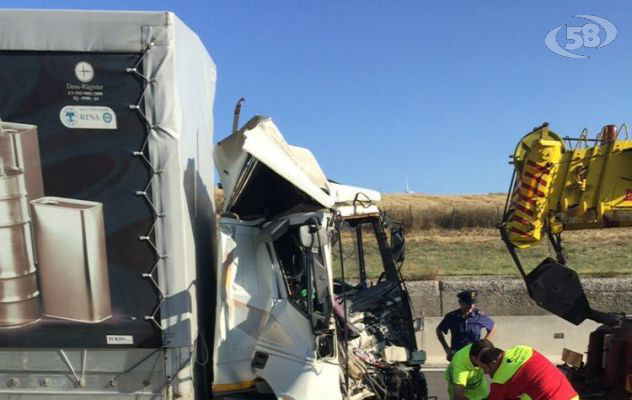 A16, tamponamento fra autocarri. Forse un colpo di sonno