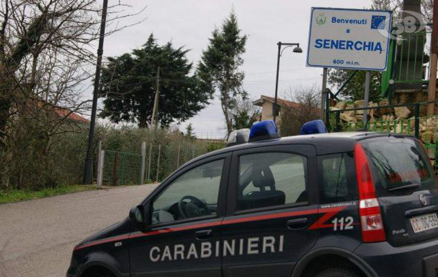 Minaccia i passanti con un coltello da macellaio